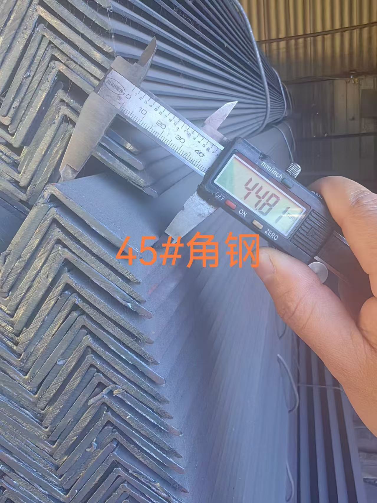 Tianjin Jumin Steel uvádza na trh vysokovýkonnú uhlovú oceľ potiahnutú plastom pre globálny export